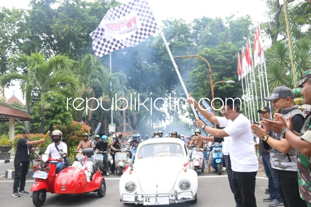 Santuni 77 Ibu Hamil 7 Bulan, Gus Muhdlor dan Gubernur Jatim Lepas Peserta East Java VW dan Vespa Festival 2022