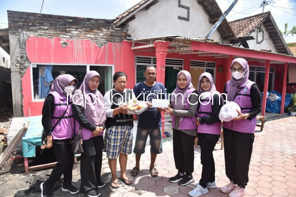 Istri Bupati Sidoarjo Beri Bantuan Susu Hingga Pampers Untuk Balita Korban Angin Puting Beliung di Sidokepung dan Entalsewu