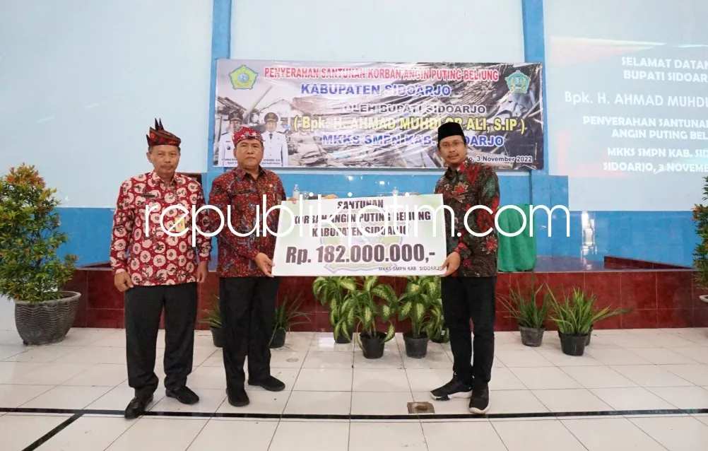 Puluhan Guru dan Siswa Korban Angin Puting Beliung Terima Bantuan MKKS SMPN Sidoarjo Senilai Rp 182 Juta