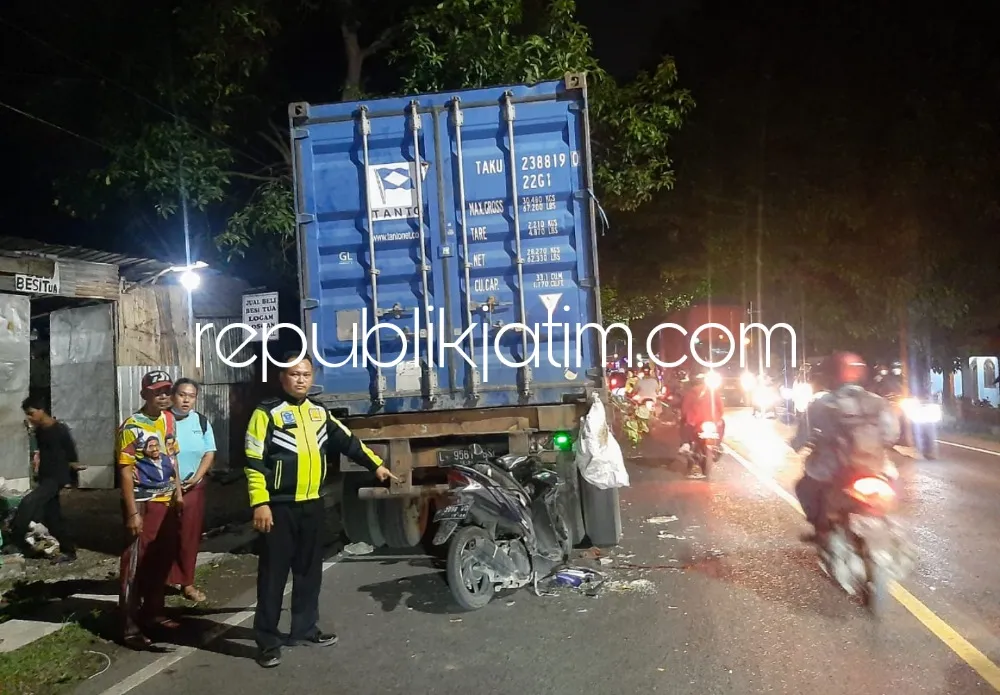 Truk Kontainer Mogok Tak Pasang Segitiga Pengaman, Diseruduk Vario Hingga Korban Dilarikan Rumah Sakit