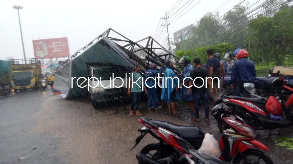 Hujan Deras Disertai Angin Kencang, Papan Reklame Raksasa di Aloha Sidoarjo Roboh Timpa Pengendara Motor dan Mobil