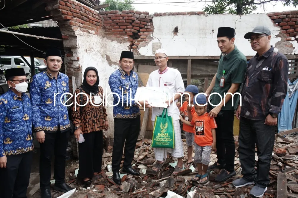 Wabup Sidoarjo Beri Bantuan Warga Tambaksawah Waru Yang Rumahnya Ambruk Diterjang Angin Kencang
