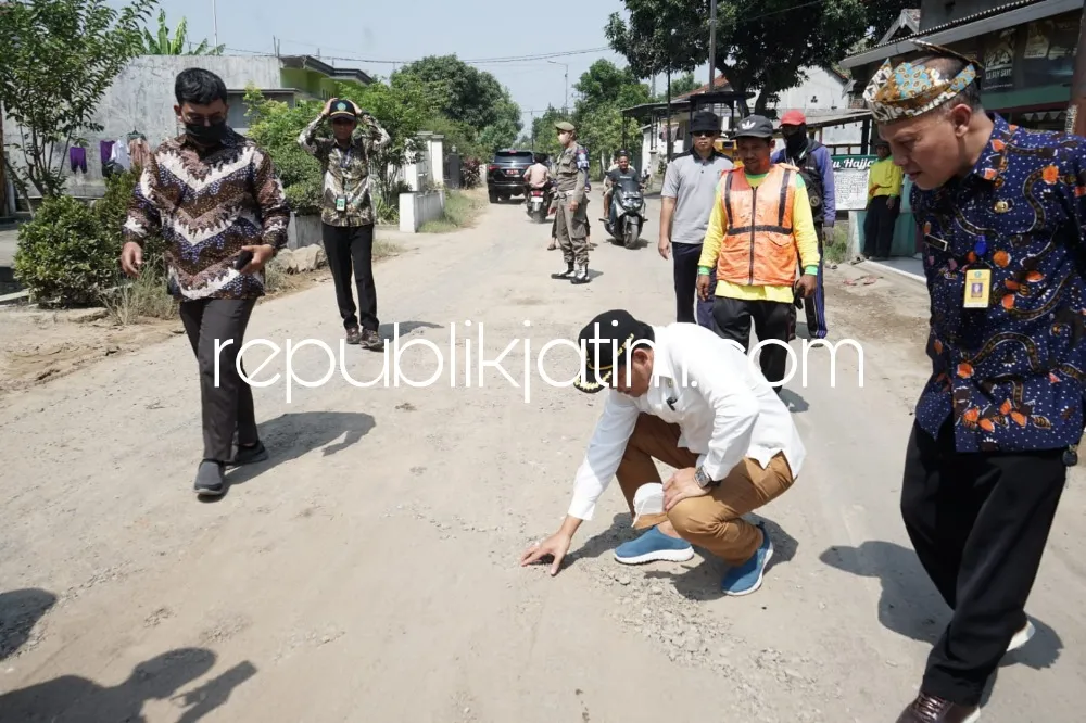 Diberi Bahan Baku Berkualitas Buruk, Wabup Sidoarjo Marah-Marah Saat Sidak Perbaikan Jalan Singogalih Tarik