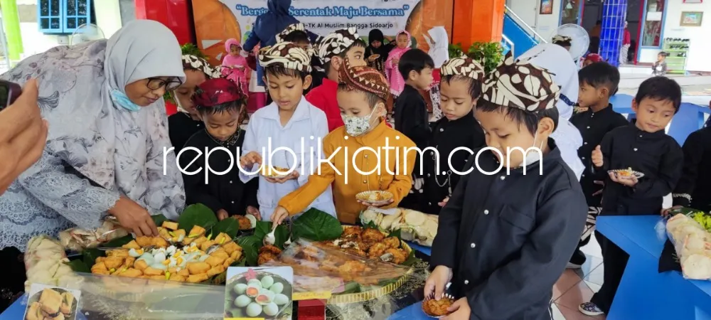 Puncak Harjasda ke 164, Siswa KB TK Al Muslim Bangga Jadi Anak Sidoarjo Praktek Tari Bandeng Bener dan Purakan Makanan Khas