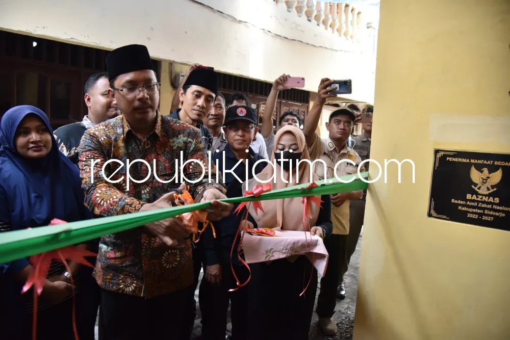 Gus Muhdlor Serahkan Kunci Rumah Tohari Warga Kedungrejo Waru Usai Bedah Rumah