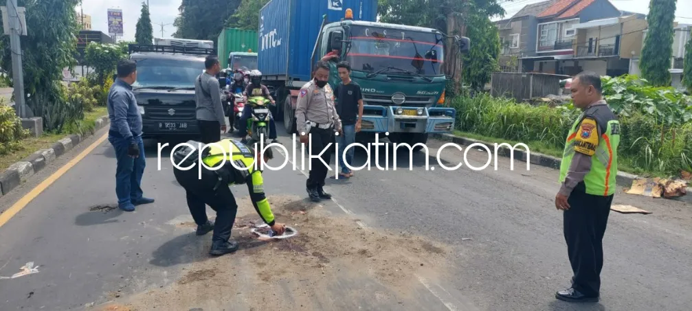 Truk Kontainer dan Motor Beat Kabur, Pengendara Motor Tiger Asal Sukorejo Pasuruan Tewas di JL Raya Tebel Sidoarjo