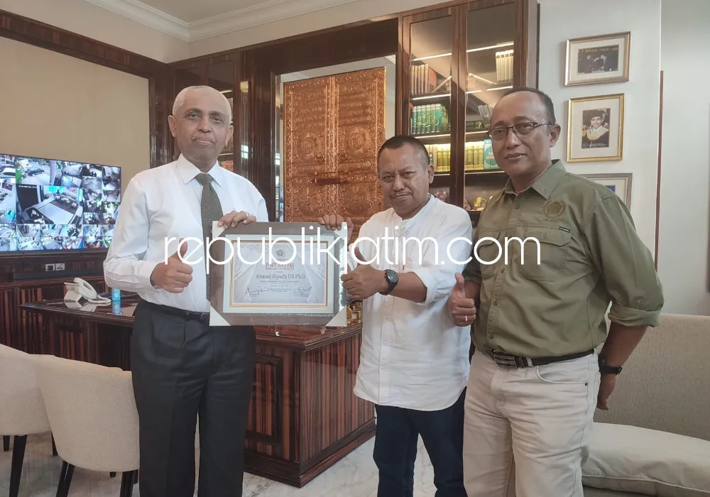 Peduli Perkembangan Pers, Ketua Dewan Pembina SMSI Jatim Terima PWI Jatim Award 2023
