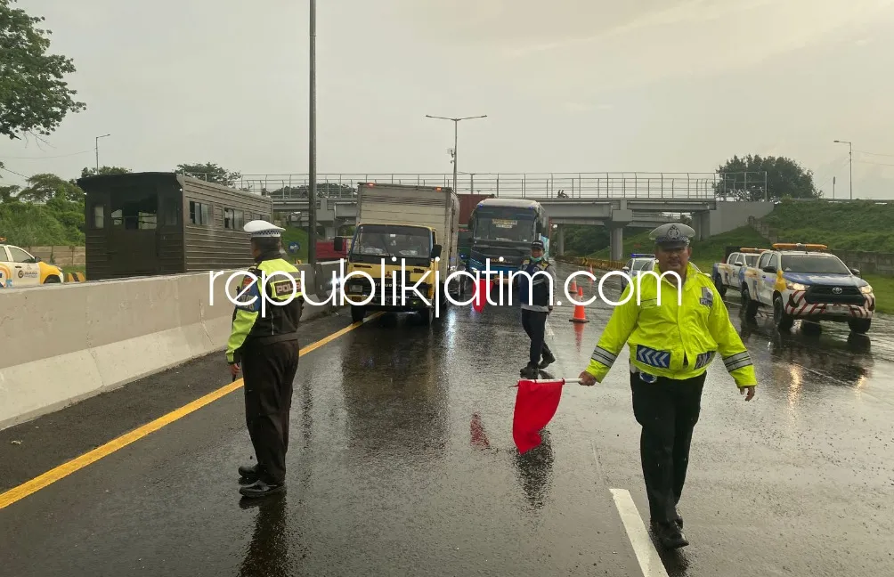PO Bus Pahala Kencana Terguling di Tol Sidoarjo saat Hujan Deras, Dua Penumpang Terluka