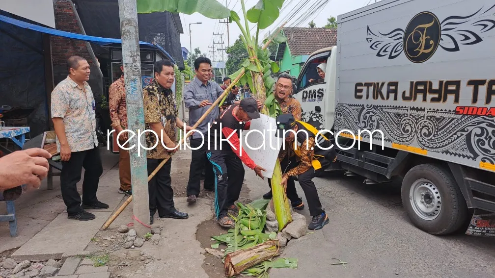 Gus Muhdlor Perintahkan Dinas PUBM dan SDA Bersihkan Pohon Pisang dan Perbaiki Jalan Rusak di Jumputrejo Sukodono
