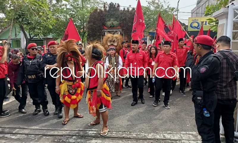Targetkan 15 Kursi, 50 Bacaleg PDI Perjuangan Diarak Reyog dan Al Banjari Daftar ke KPU Sidoarjo