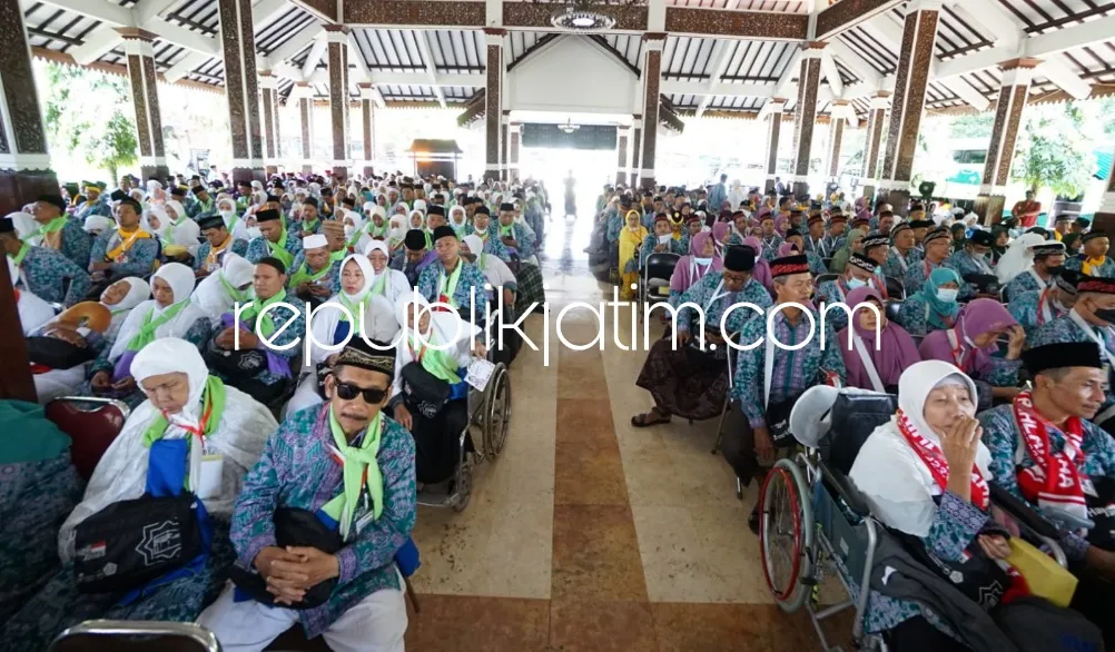 Tertua Berusia 90 Tahun Asal Jabon, 890 CJH Kloter 16 dan 17 Sidoarjo Diberangkatkan Bupati dari Pendopo