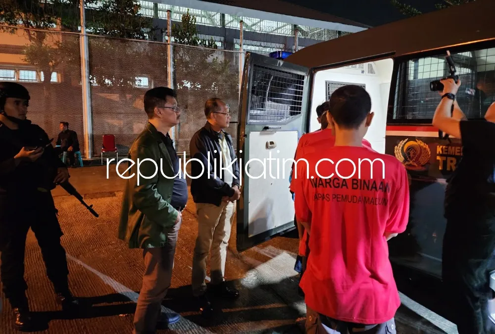PINDAHKAN - Kanwil Kemenkumham Jatim memindahkan 40 narapidana kategori high risk (resiko tinggi) dengan titik kumpul di Lapas Madiun menuju Lapas Nusakambangan, Senin (19/06/2023) malam.