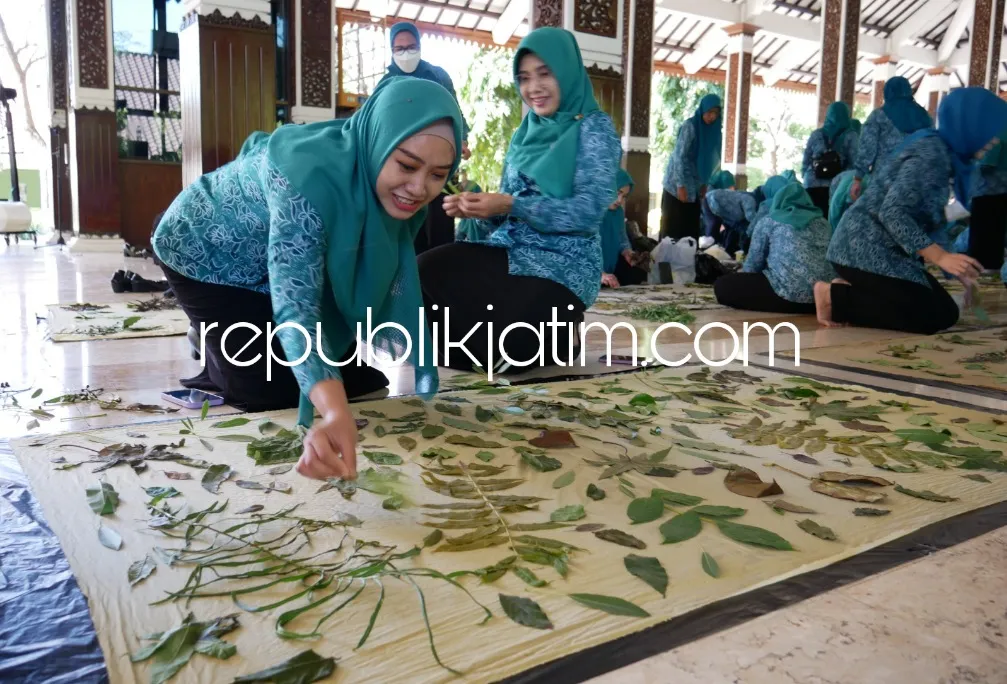 Kurangi Volume Sampah dan Tingkatkan Ekonomi Keluarga, Istri Bupati Sidoarjo Buka Pelatihan Ecoprint