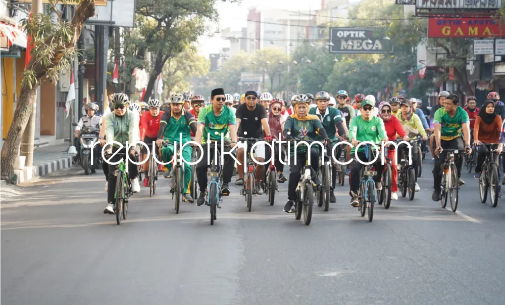 Sambut Porprov Jatim VIII Tahun 2023, Gubernur Jatim Gowes Bareng Bupati dan Warga Sidoarjo Serta Promosikan Produk UMKM
