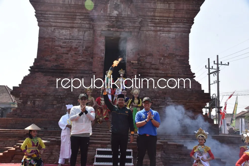 Gus Muhdlor Lepas Kirab Api Porprov Jatim VIII dengan Start Candi Pari di Porong