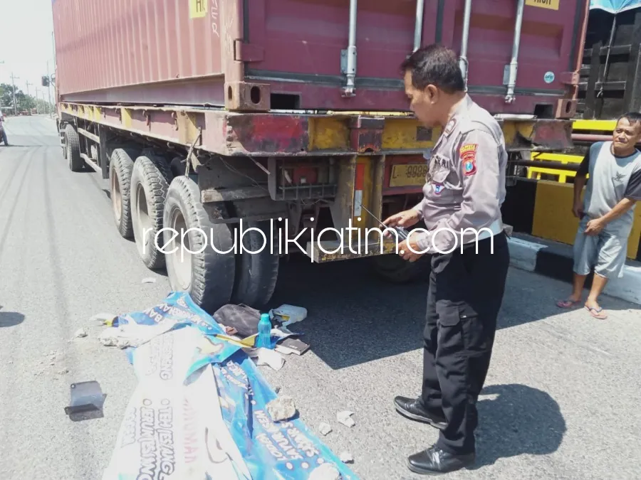 Senggol Pembatas Jembatan, Pelajar Pengendara Motor Scoopy di Sidoarjo Tewas Terlindas Truk di Arteri Porong