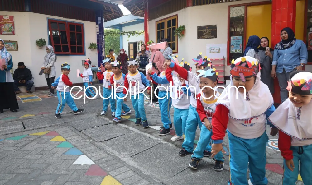 Ratusan Siswa KB TK Al Muslim Sidoarjo Pamerkan Pesawat Hasil Karyanya di Hari Penerbangan Nasional