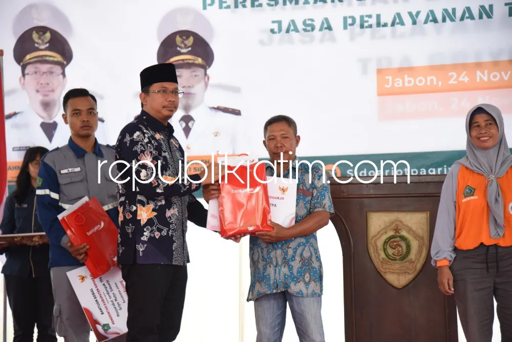 Bupati Gus Muhdlor Salurkan Bantuan Senilai Rp 1 Miliar untuk 3.599 KK di Sekitar TPA Jabon Sidoarjo