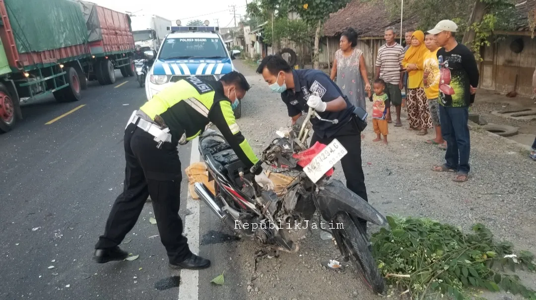 Pengendara Motor di Ngawi Tewas Ditabrak Bus Mira