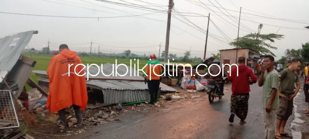 Belasan Warung Semi Permanen dan Rumah Warga di Pesawahan Porong Rusak Diterjang Puting Beliung Seorang PedagangTerluka