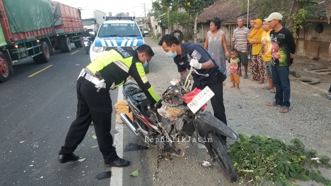 Kondisi sepeda motor AE 4729 LG ringsek usai tabrakan dengan bus Mira nopol S 7300 US di Jl.raya Ngawi-Mantingan. Foto : Andik Ari Wibowo