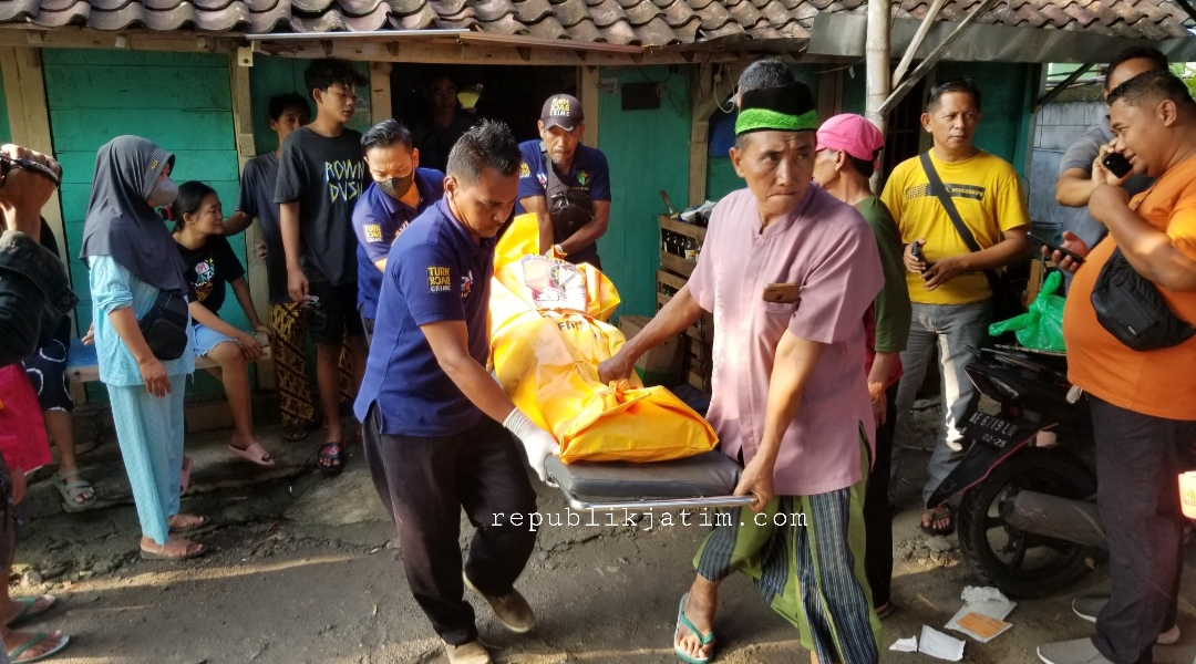 Jasad Parno dibawa ke RSUD Soeroto Ngawi guna kepentingan visum. (Foto : Andik Ari Wibowo)