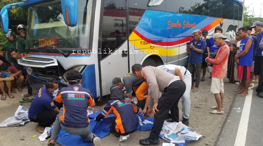 Polisi dan tim medis mengevakuasi korban meninggal dunia yang masih berada dikolong bus Sumber Selamat. Foto : Andik Ari Wibowo