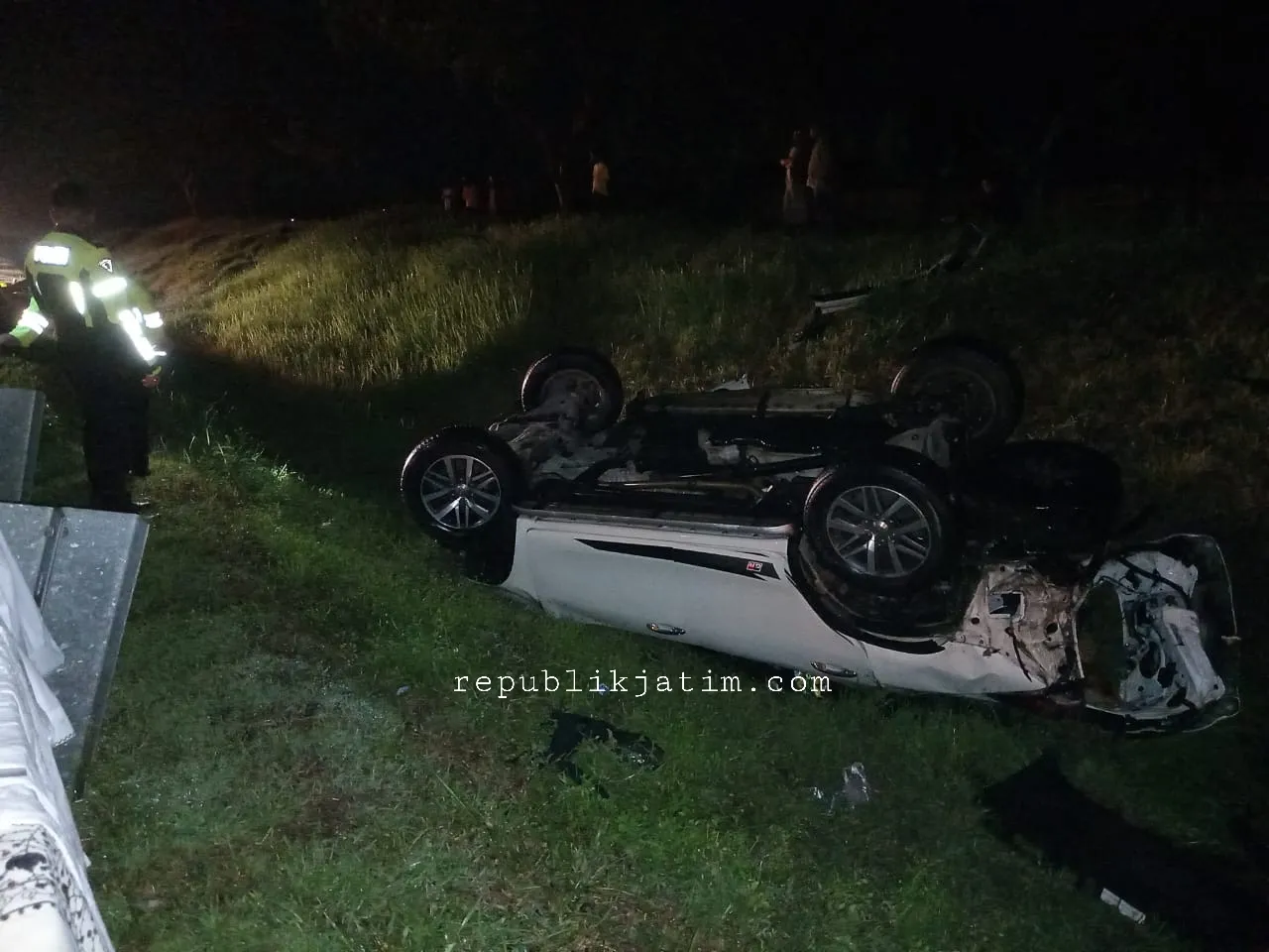 Fortuner Ditumpangi Rombongan Ketua PCNU Jember Terbalik di Tol Ngawi, 1 Tewas 2 Luka