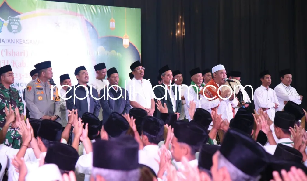 Gus Muhdlor Lewati Malam Pergantian Tahun 2024 Dengan Bersholawat di Pendopo Delta Wibawa