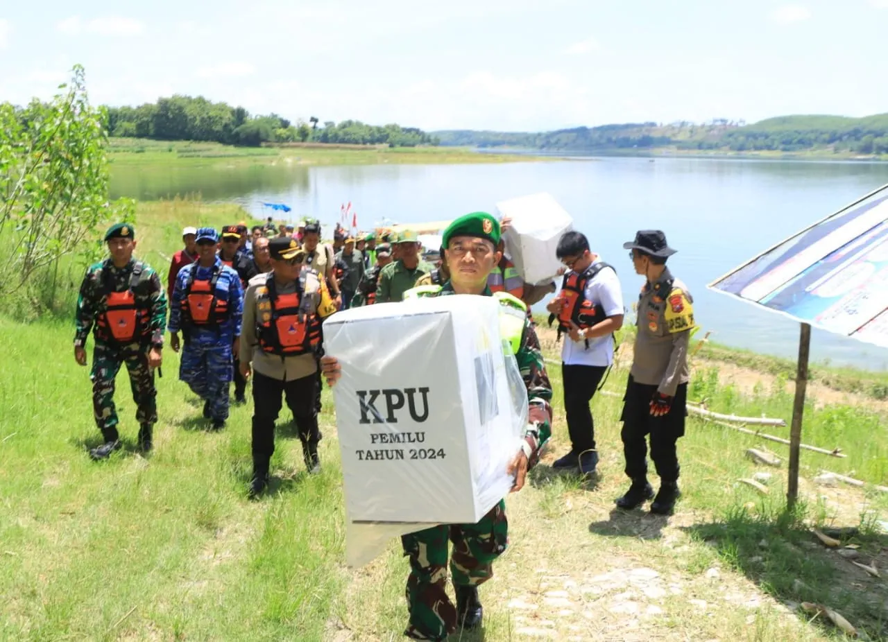 Distribusi Logistik Pemilu, Forkopimda Ngawi Sebrangi Waduk Pondok
