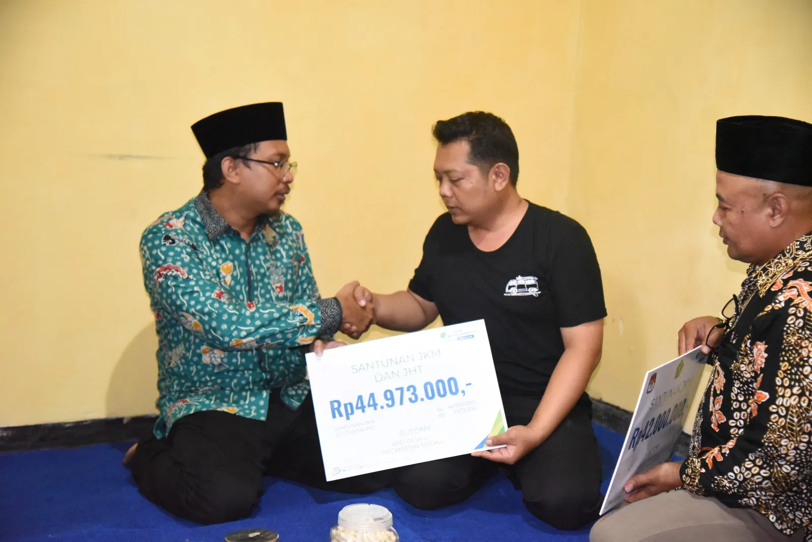 Bupati Sidoarjo Beri Santunan Keluarga Petugas PPS Lebo Sidoarjo yang Meninggal Dunia