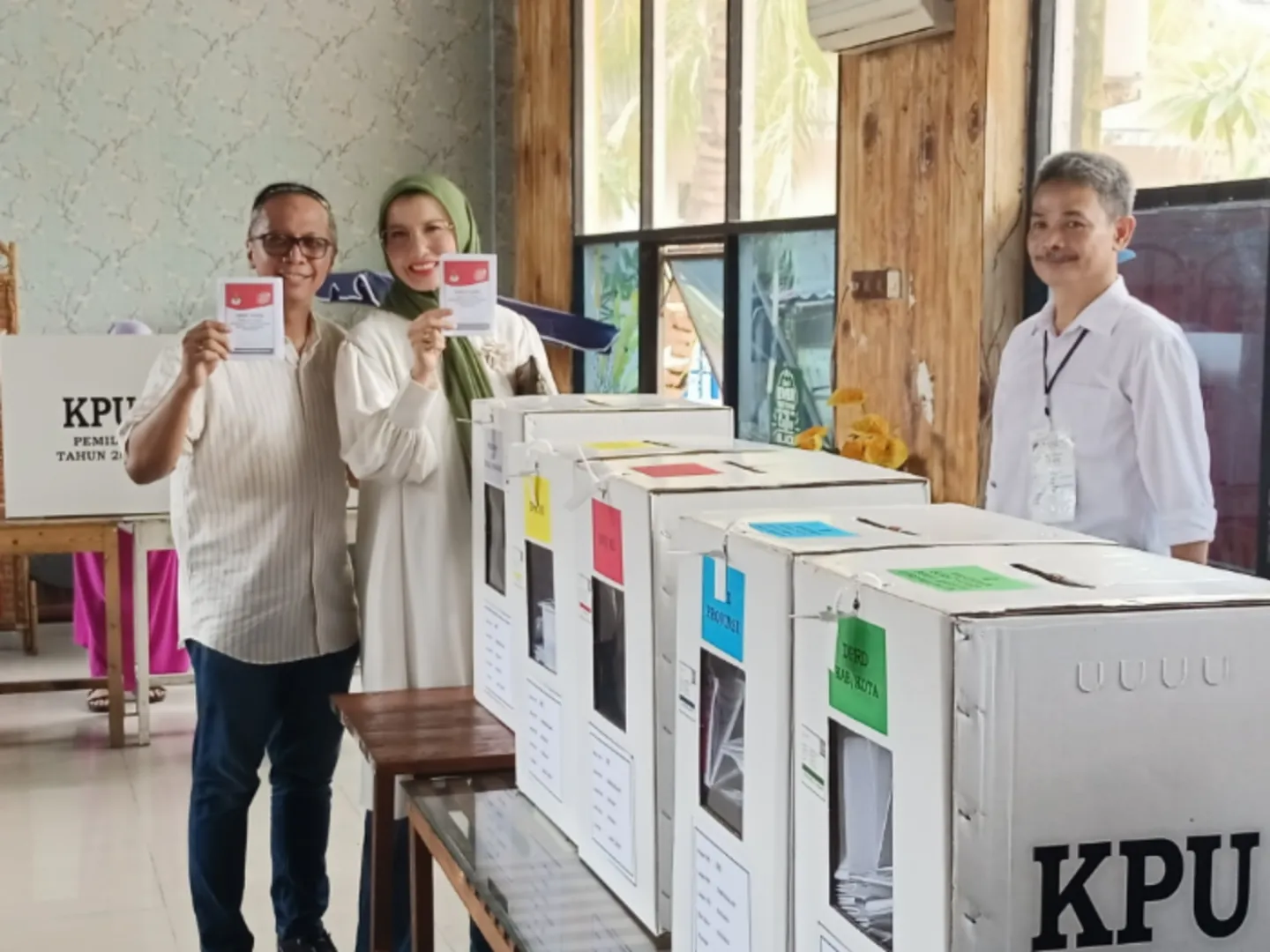 Optimis AMIN Menang, Arzeti Bersama Suami Nyoblos di TPS 09 Perumahan Istana Menteri Sidoarjo