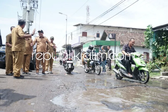 Wabup Sidoarjo Sidak Jalan Rusak Durungbanjar Candi, Instruksikan Dinas PUBM dan SDA Segera Diperbaiki