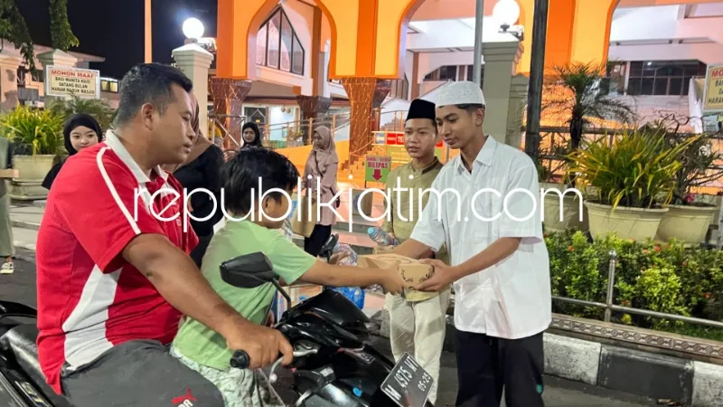 Sahur On The Road SMA Al Muslim, Berbagi Makan Sahur di Masjid Agung Sidoarjo Tumbuhkan Rasa Peduli Sesama