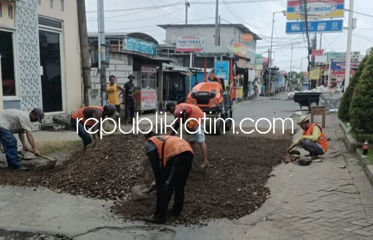 Semalam Ditanami Pisang Warga, Pemkab Sidoarjo Langsung Perbaiki Jalan Rusak Keling Jumputrejo Sukodono
