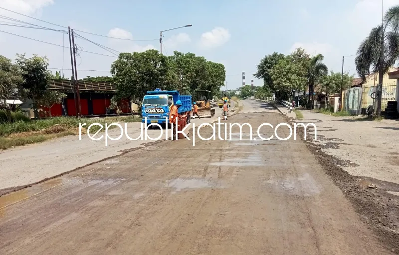 Ditinggikan 20 Sentimeter, Perbaiki Jalan Rusak di Ruas Prambon PT Pakerin Mulai Dikerjakan