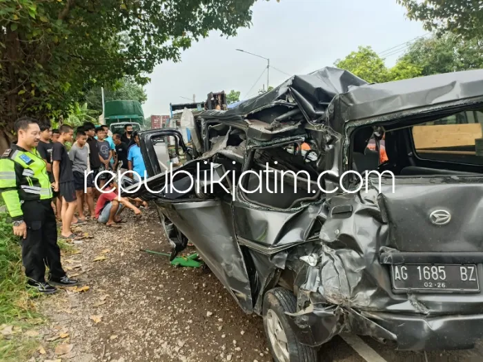 Mobil Daihatsu Mendahului Dari Kiri, Tertabrak 2 Truk Tronton 3 Penumpang Terluka Dilarikan Rumah Sakit