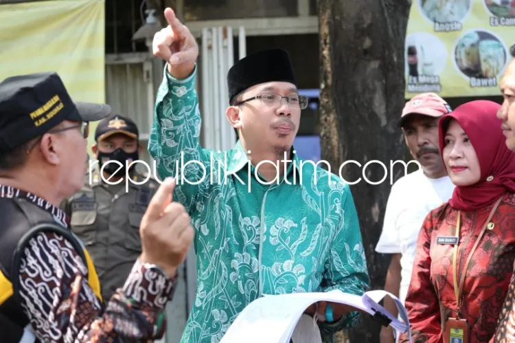 Gencar Perbaikan Jalan dan Betonisasi, Gus Muhdlor Minta Tidak Ada Penutupan Jalan Selama Libur Idul Fitri 1445 Hijriyah