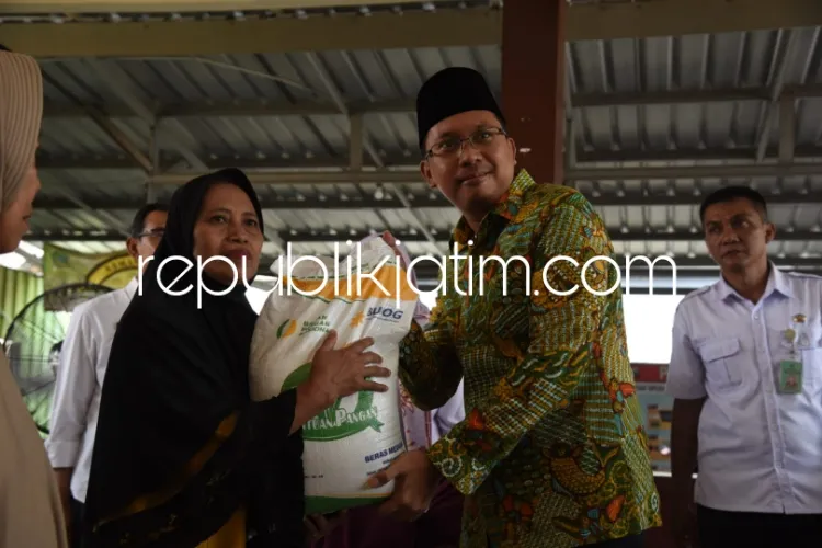 Gus Muhdlor Pastikan 60.389 Warga Miskin Sidoarjo Terima Bantuan Beras 10 Kilogram Selama 6 Bulan