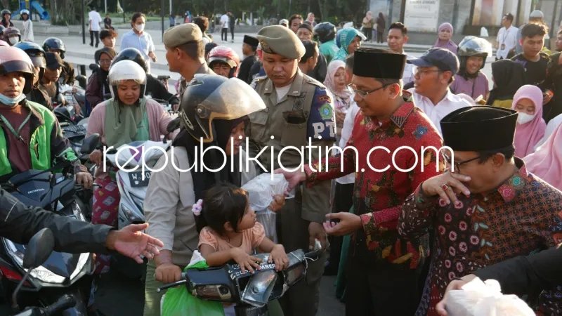 Berkah Ramadhan, Gus Muhdlor Bersama Ketua DPRD dan ASN Sidoarjo Bagi-Bagi Takjil di Monumen Jayandaru