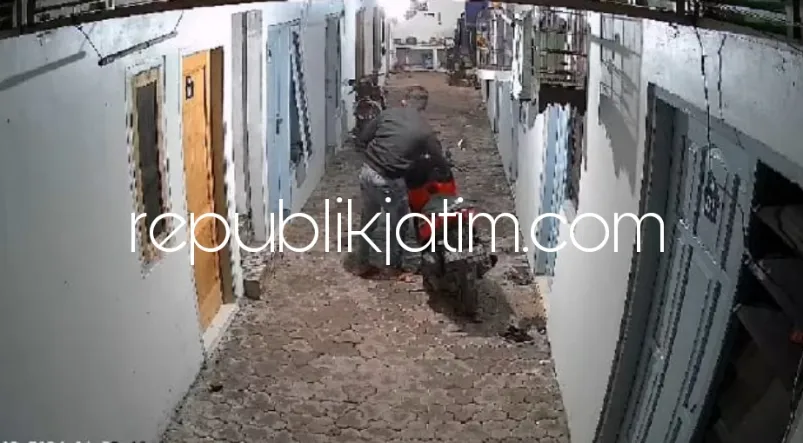 Baru 10 Menit Ditinggal ke Kamar, Motor Vario Amblas Digondol Pencuri Berjaket Hitam di Kos - Kosan Balongbendo