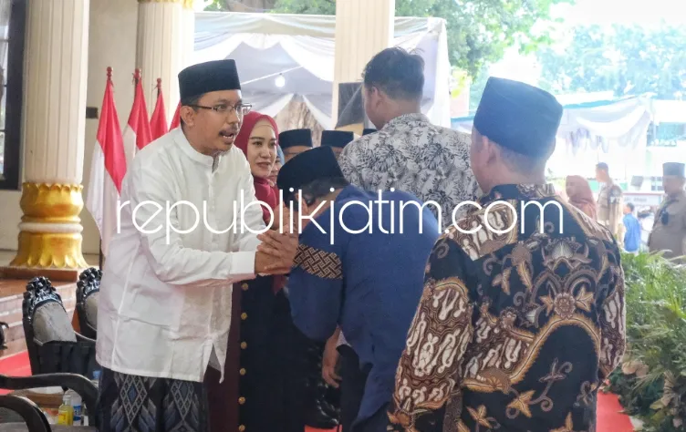 Open House Hari Kedua, Ribuan Warga Antusias Padati Pendopo Sidoarjo Ingin Berjabat Tangan dengan Gus Muhdlor