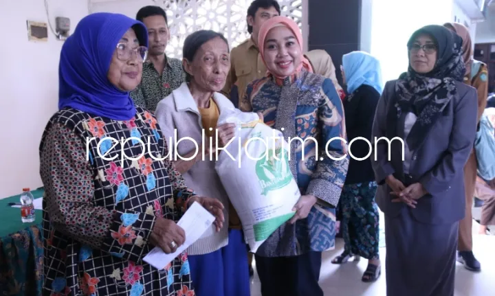 Ribuan Warga Miskin di Kecamatan Waru dan Sedati Terima Bantuan Pangan Beras 10 Kilogram