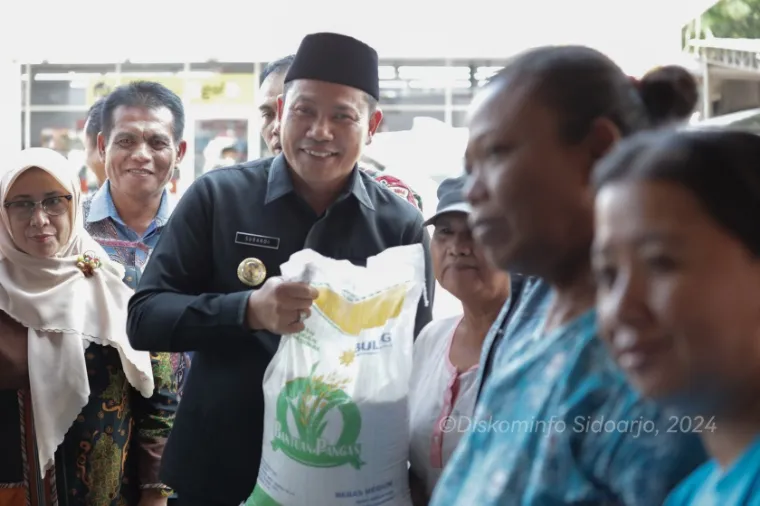 Plt Bupati Salurkan Beras untuk 6.257 Warga Miskin di Kecamatan Sidoarjo Kota