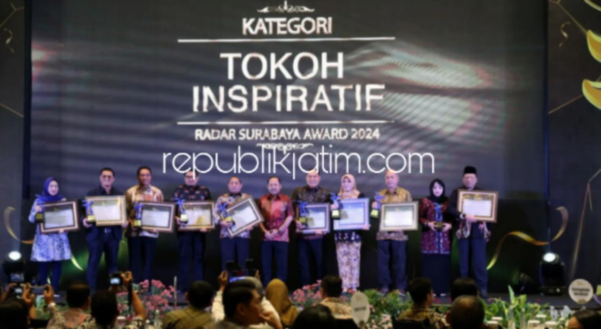 Raih Penghargaan Tokoh Inspiratif, Bacabup Sugiono Ngobrol Santai Bersama BHS Soal Pilkada Sidoarjo