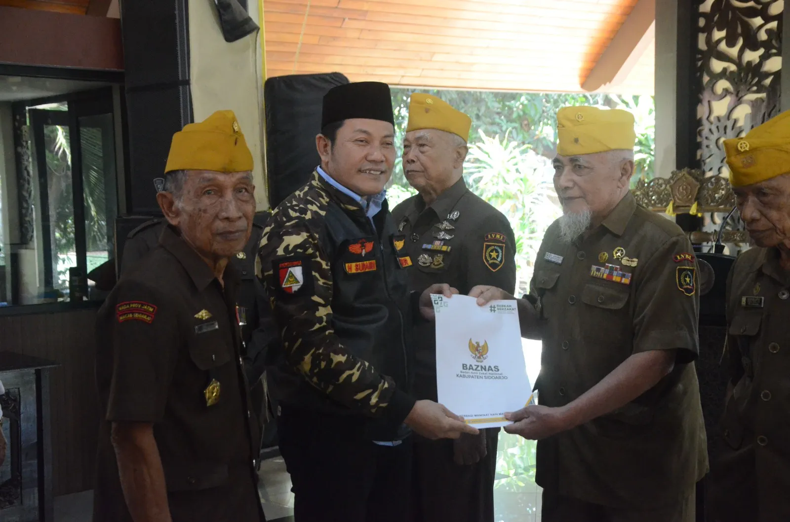 SANTUNAN - Plt Bupati Sidoarjo, Subandi menyerahkan santunan dari BAZNAS Sidoarjo untuk para veteran di Pendopo Delta Wibawa, Senin (19/08/2024).