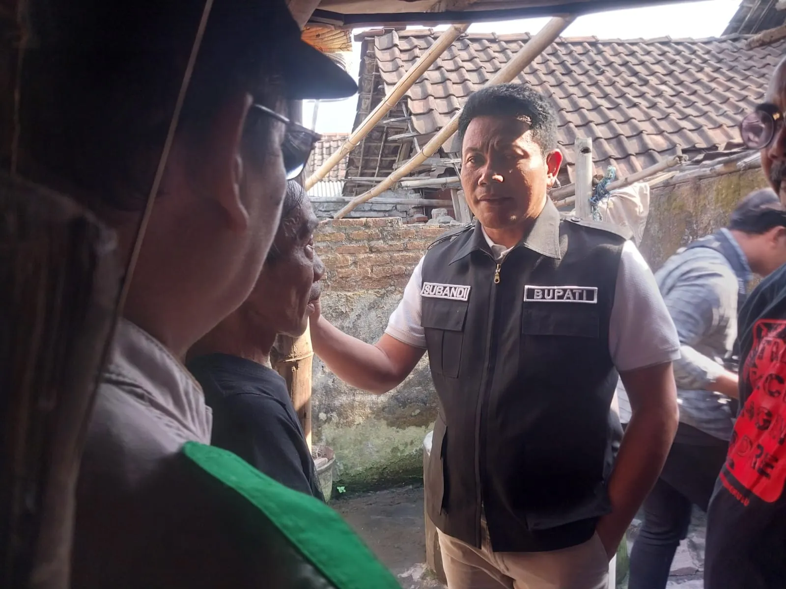 Rumah Bakal Diperbaiki BAZNAS, Langgeng Sudiyono Menangis Haru Disambangi Plt Bupati Sidoarjo