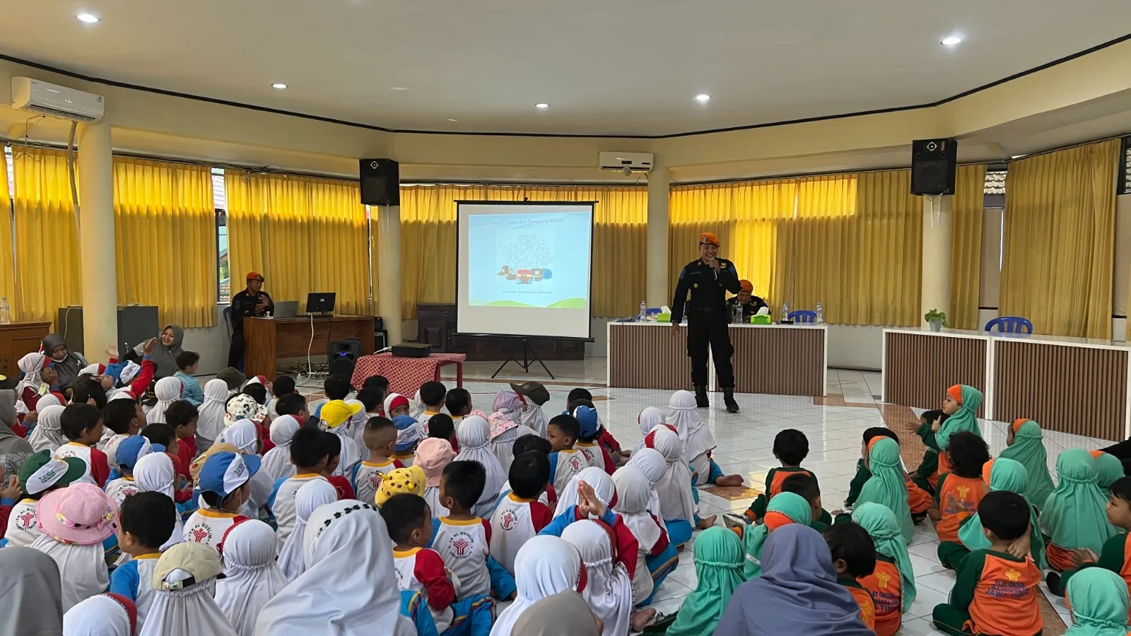 Kuatkan Karakter Profil Lulusan Al Muslim, Siswa KB - TK Al Muslim Rayakan Hari Kereta Api dengan Daop VIII Surabaya