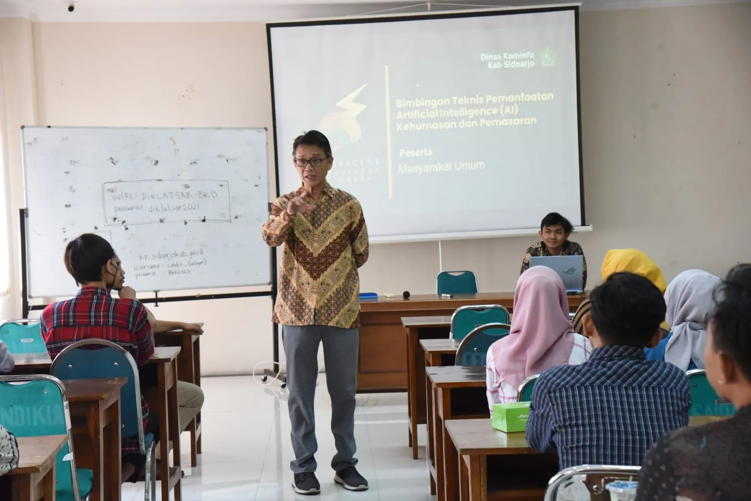 Dinas Kominfo Sidoarjo Ajari Pelaku UMKM, Komunitas serta Mahasiswa Bikin Konten Manfaatkan Teknologi AI