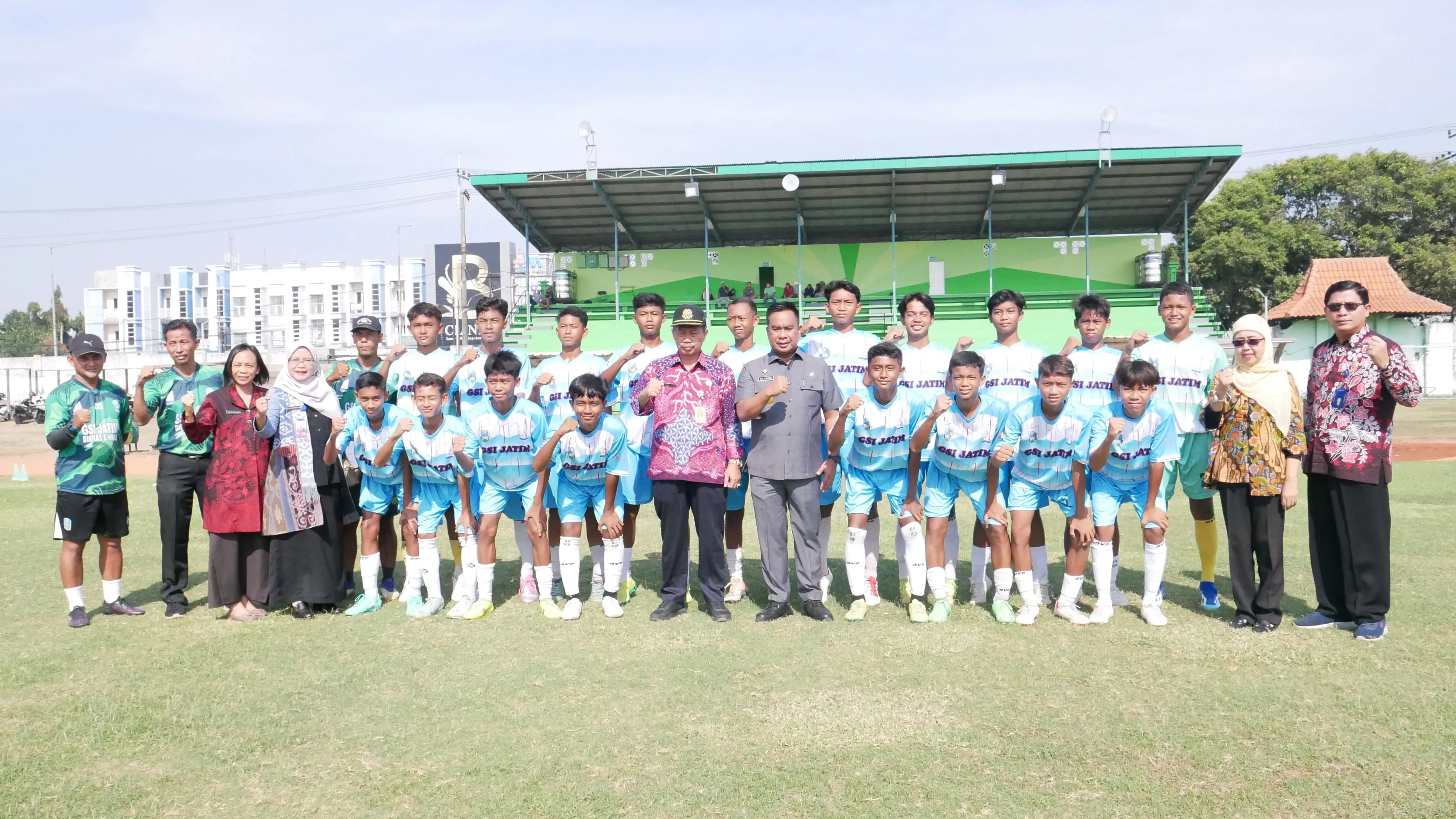 Pjs Bupati Sidoarjo Tinjau Latihan Tim Sepak Bola GSI Nasional di Stadion Jenggolo, Sidoarjo Tunjukkan Dukungan